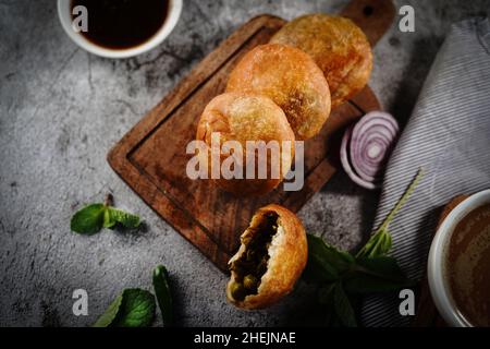 Kachori o Kachouri - popolare spuntino indiano fritto servito con chutney, fuoco selettivo Foto Stock