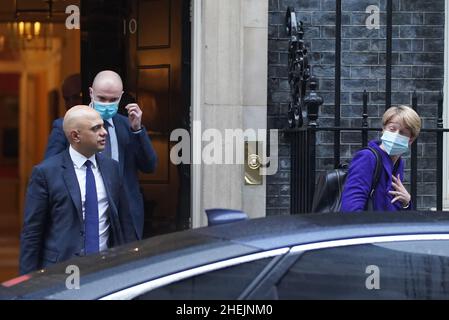 Il Segretario della Sanità Sajid Javid (a sinistra) e il Capo Esecutivo della NHS Inghilterra Amanda Pritchard lasciando 10 Downing Street, Londra. Data foto: Martedì 11 gennaio 2022. Foto Stock