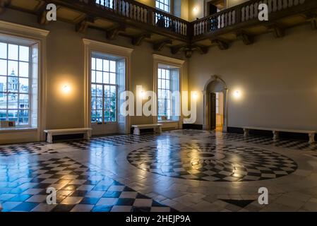 La Grande Sala nella Casa della Regina, un'ex residenza reale costruita all'inizio del 17th secolo e progettata in stile palladiano da Inigo Jones, Greenwich, Londra, Inghilterra, Regno Unito Foto Stock