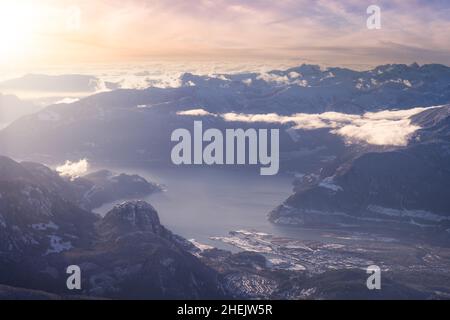 Vista aerea di una piccola città, Squamish, in Howe Sound durante la stagione invernale Foto Stock