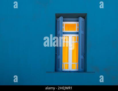 Finestra di notte dall'esterno. Foto Stock