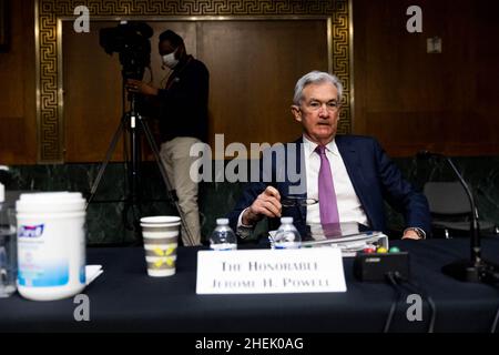 USA. 11th Jan 2022. Jerome H. Powell, nominato Presidente del Consiglio dei Governatori della Federal Reserve arriva ad un'audizione di conferma del Senato Banking, Housing and Urban Affairs a Capitol Hill, a Washington, DC, martedì 11 gennaio, 2022 (Photo by Pool/Sipa USA) Credit: Sipa USA/Alamy Live News Foto Stock