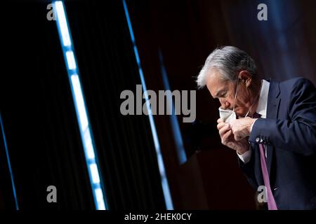 Washington, Stati Uniti. 11th Jan 2022. Jerome Powell, presidente del consiglio di amministrazione della Federal Reserve, arriva per la sua audizione di rinomina del Senato Banking, Housing and Urban Affairs Committee on Capitol Hill il 11 gennaio 2022, a Washington, DC. (Foto di Brendan Smitalowski/Pool/Sipa USA) Credit: Sipa USA/Alamy Live News Foto Stock