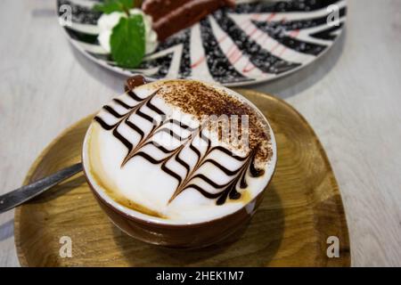 una tazza di caffè con disegni Foto Stock