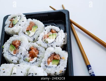 Vassoio con pezzi assortiti di sushi. California roll. Foto Stock