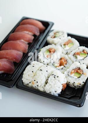 Vassoio con pezzi assortiti di sushi. California roll. Foto Stock