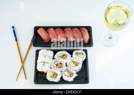 Vassoio con pezzi assortiti di sushi. California roll. Foto Stock