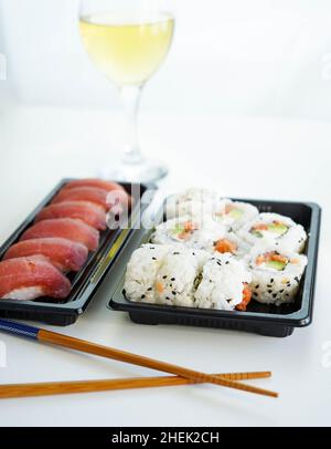 Vassoio con pezzi assortiti di sushi. California roll. Foto Stock