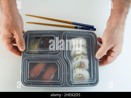 Vassoio con pezzi assortiti di sushi. California roll. Foto Stock