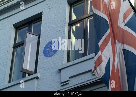 Londra, UK, 9 gennaio 2022: Su Greek Street a Soho una targa blu posta dal vecchio Greater London Council segna dove Karl Marx e la sua famiglia una volta l Foto Stock