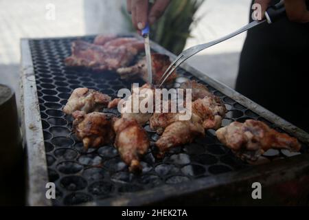 conde, bahia, brasil - 8 gennaio 2022: Persona che fa barbecue al carbone prasa nella città di Conde. Foto Stock