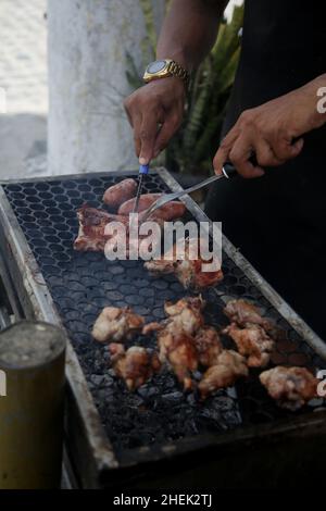 conde, bahia, brasil - 8 gennaio 2022: Persona che fa barbecue al carbone prasa nella città di Conde. Foto Stock