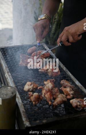 conde, bahia, brasil - 8 gennaio 2022: Persona che fa barbecue al carbone prasa nella città di Conde. Foto Stock