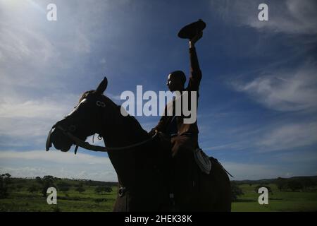 conde, bahia, brasil - 8 gennaio 2022: Cowboy che indossa abiti tradizionali in pelle con il suo cavallo in una fattoria nella città di Conde. Foto Stock