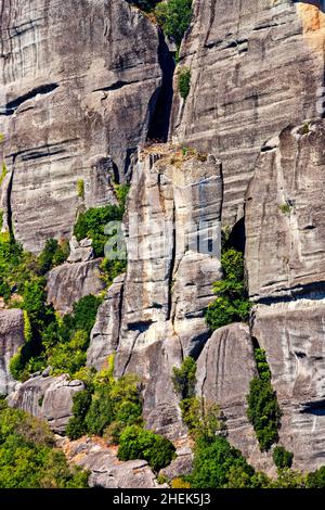 Rovine di un antico monastero abbandonato sulla cima di una roccia verticale a Meteora, Trikala, Tessaglia, Grecia. Foto Stock