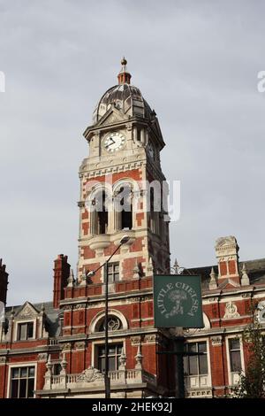 Edificio storico del Municipio di Eastbourne nel 1800 con la sua torre dell'orologio alta 130 piedi, Grove Road, Little Chelsea, Eastbourne, East Sussex, REGNO UNITO Foto Stock