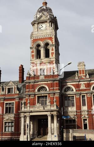 Edificio storico del Municipio di Eastbourne nel 1800 con la sua torre dell'orologio alta 130 piedi, Grove Road, Little Chelsea, Eastbourne, East Sussex, REGNO UNITO Foto Stock