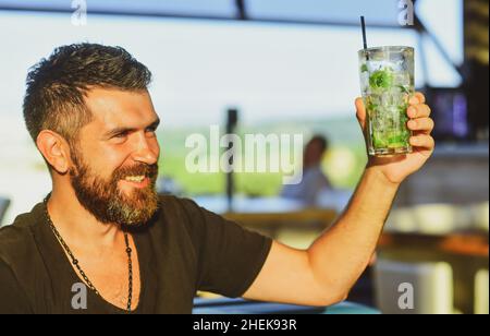 Felice uomo elegante bere birra. Birrerie e bar. Uomo che tiene una tazza di birra. Foto Stock