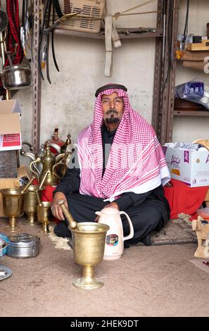 Ushaiqer, Arabia Saudita, 1st gennaio 2022: Uomo Saudita in un negozio di mercato, riposo Foto Stock