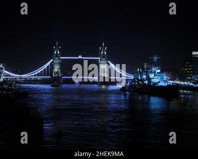 Vista del Tower Bridge dal London Bridge la vigilia di Capodanno con HMS Belfast Foto Stock