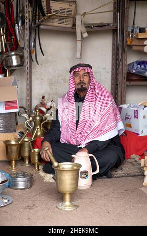 Ushaiqer, Arabia Saudita, 1st gennaio 2022: Uomo Saudita in un negozio di mercato, riposo Foto Stock
