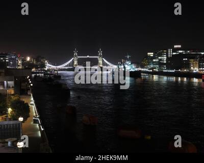 Vista del Tower Bridge dal London Bridge la vigilia di Capodanno con HMS Belfast Foto Stock