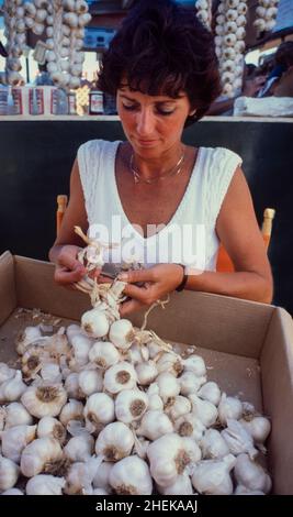 Donna che brasa aglio al festival Gilroy aglio in Gilroy California Foto Stock