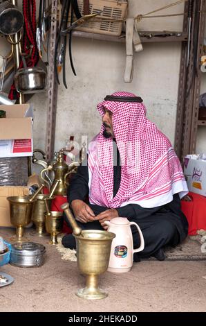 Ushaiqer, Arabia Saudita, 1st gennaio 2022: Uomo Saudita in un negozio di mercato, riposo Foto Stock