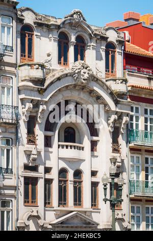 Edificio architettonico tradizionale nel centro di Porto, Portogallo Foto Stock