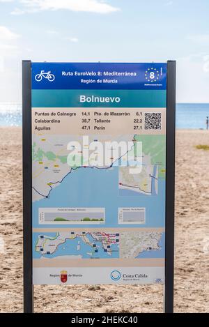 Percorso ciclabile Ruta EuroVelo 8, Bolnuevo, nei pressi di Puerto de Mazarron, regione di Murcia, Spagna. Città costiera mediterranea. Percorso Mediterraneo Foto Stock