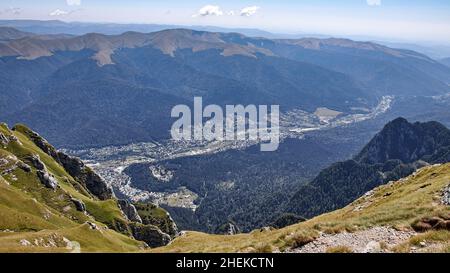 Vista sulla città di Busteni dalla cima di Caraiman Foto Stock