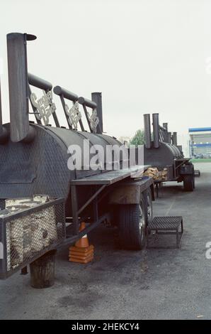 Fumo che esce da un sacco di fumo di una piccola griglia per fumatori nero o barbecue Foto Stock