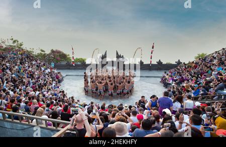 Bali - Indonesia - 10.21.2015: Turisti che guardano la danza del fuoco Kecak nell'anfiteatro pura Luhur Uluwatu, Tempio di Uluwatu una temperatura del mare indù balinese Foto Stock