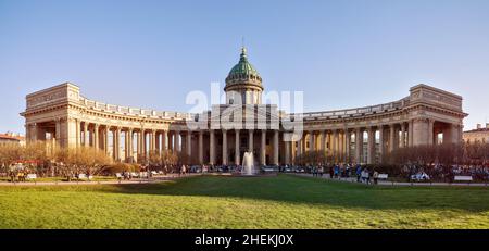 San Pietroburgo, Russia - Maggio 2017: Persone nei pressi della Cattedrale di Kazan. Luogo di vacanza preferito per i cittadini e i turisti Foto Stock