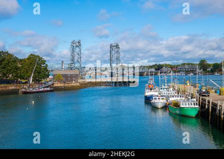 Il World War i Memorial Bridge porta la US Route 1 attraverso il fiume Piscataqua tra Portsmouth, New Hampshire e Kittery, Maine, USA. Foto Stock