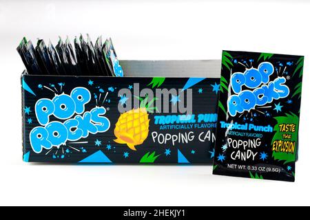 Maggio 4, 2021. New York, Stati Uniti. Punch tropicale Pop Rocks caramella su sfondo bianco. Foto Stock