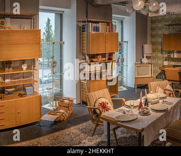 Vintage salotto in stile retrò. poltrona, camino, tavolo e specchio Foto  stock - Alamy