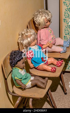Tre bambole della Germania dell'Est su una sedia al 'De Welt der DDR' Museum Dresden, Germania Foto Stock