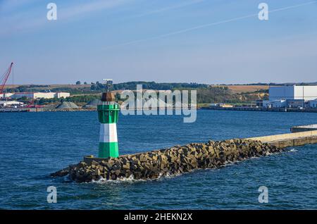 La luce del molo di Mukran, un piccolo faro all'ingresso del porto dei traghetti di Sassnitz-Mukran, Meclemburgo-Pomerania occidentale, Germania. Foto Stock