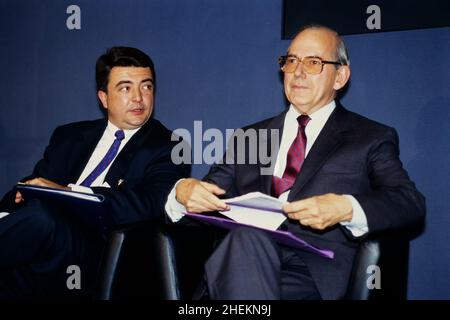 Michel Camdessus, presidente del WIF (FMI) e Xavier Larnaudie-Eiffel CNP Assurances, congresso economico in vista del vertice internazionale del G7, Lione, Francia Foto Stock