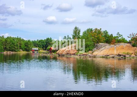 Paesaggio pittoresco nell'arcipelago di Småland nel nord-est della contea di Kalmar Län sulla costa orientale svedese vicino Oskarshamn, Svezia. Foto Stock