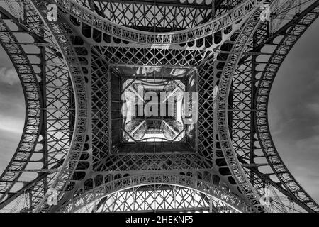 Vista astratta di dettagli della Torre Eiffel a Parigi, Francia Foto Stock