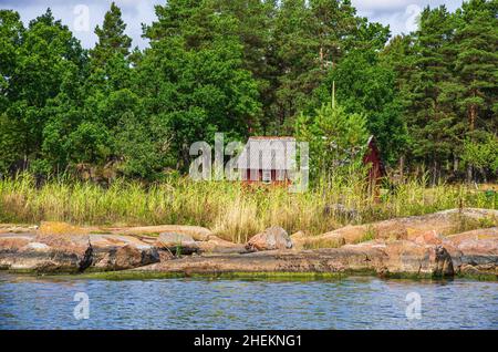 Piccola solitaria nascosta, situata ai margini dell'arcipelago di Småland, a nord-est della contea di Kalmar Län, sulla costa orientale svedese. Foto Stock