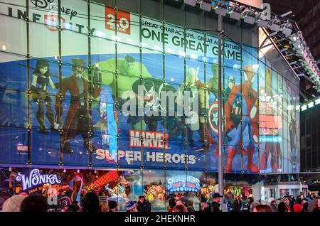 Facciata impressionante del famoso Toys R US Store a Times Square, Manhattan, New York City, USA. Enorme Marvel Super Heroes Pubblicità. Foto Stock