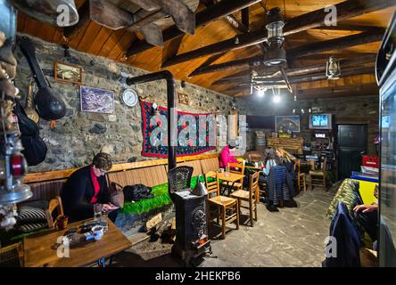 In una caffetteria tradizionale ('kafeneio') - Ouzeri a Dotsiko, un remoto villaggio montano di Grevena, Macedonia, Grecia. Foto Stock