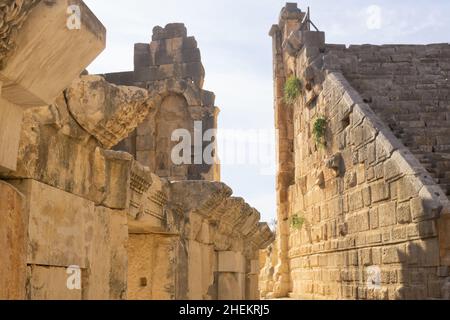 Al sole rovine di antico anfiteatro a Myra (ora Demre, Turchia) Foto Stock