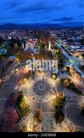 Veduta aerea notturna della piazza della città di Ambelonas, Larissa, Tessaglia, Grecia. Foto Stock