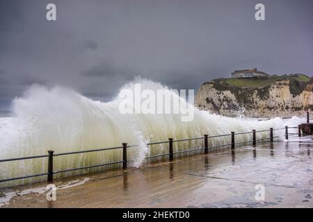 Onde che si infrangono contro la passeggiata a Freshwater Bay durante il clima tempestoso inverno 2022, Freshwater, Isola di Wight, Hampshire, Inghilterra, REGNO UNITO Foto Stock