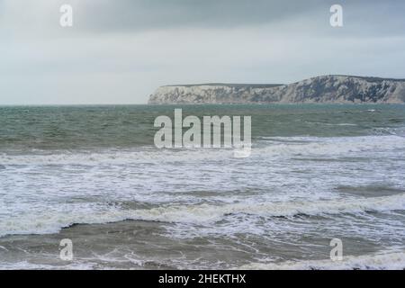 Mare tempestoso a Compton Bay durante l'inverno 2022 sull'isola di Wight, Hampshire, Inghilterra, Regno Unito Foto Stock