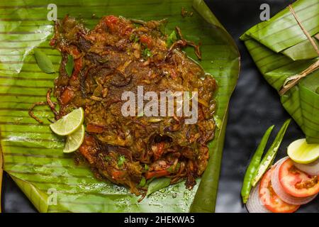 Meen Pollichathu o pollichathu di pesce, gustoso piatto di kerala, pesce con masala cotto in foglia di banana. Foto Stock